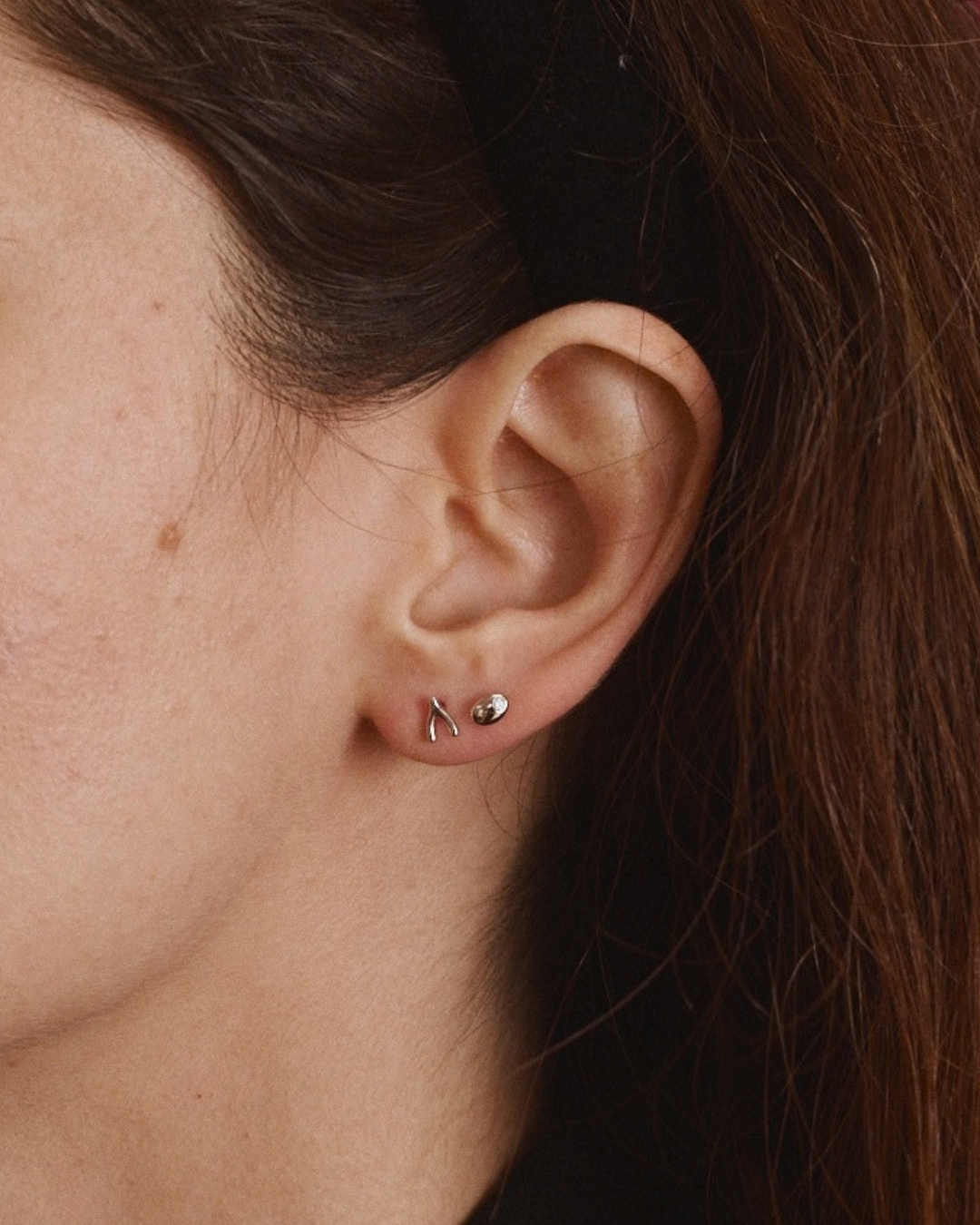 PETITE OLIVE STUDS