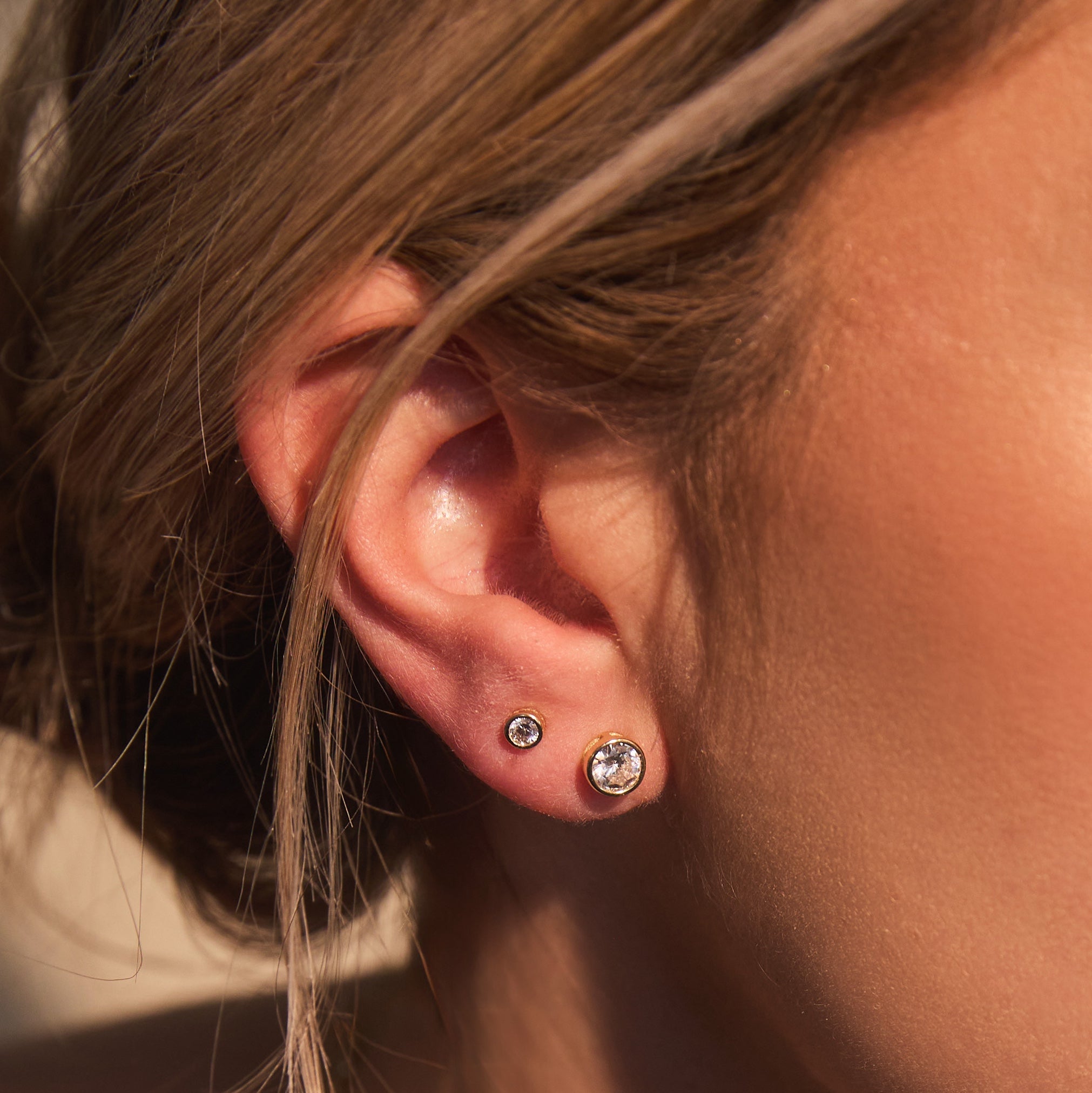 MARISOL BEZEL STUD 5MM