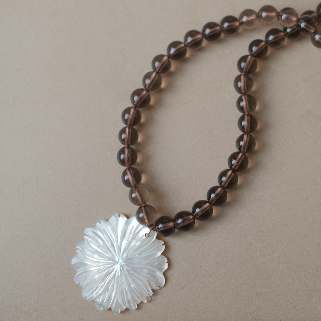 MARTHA FLOWER NECKLACE SMOKY QUARTZ