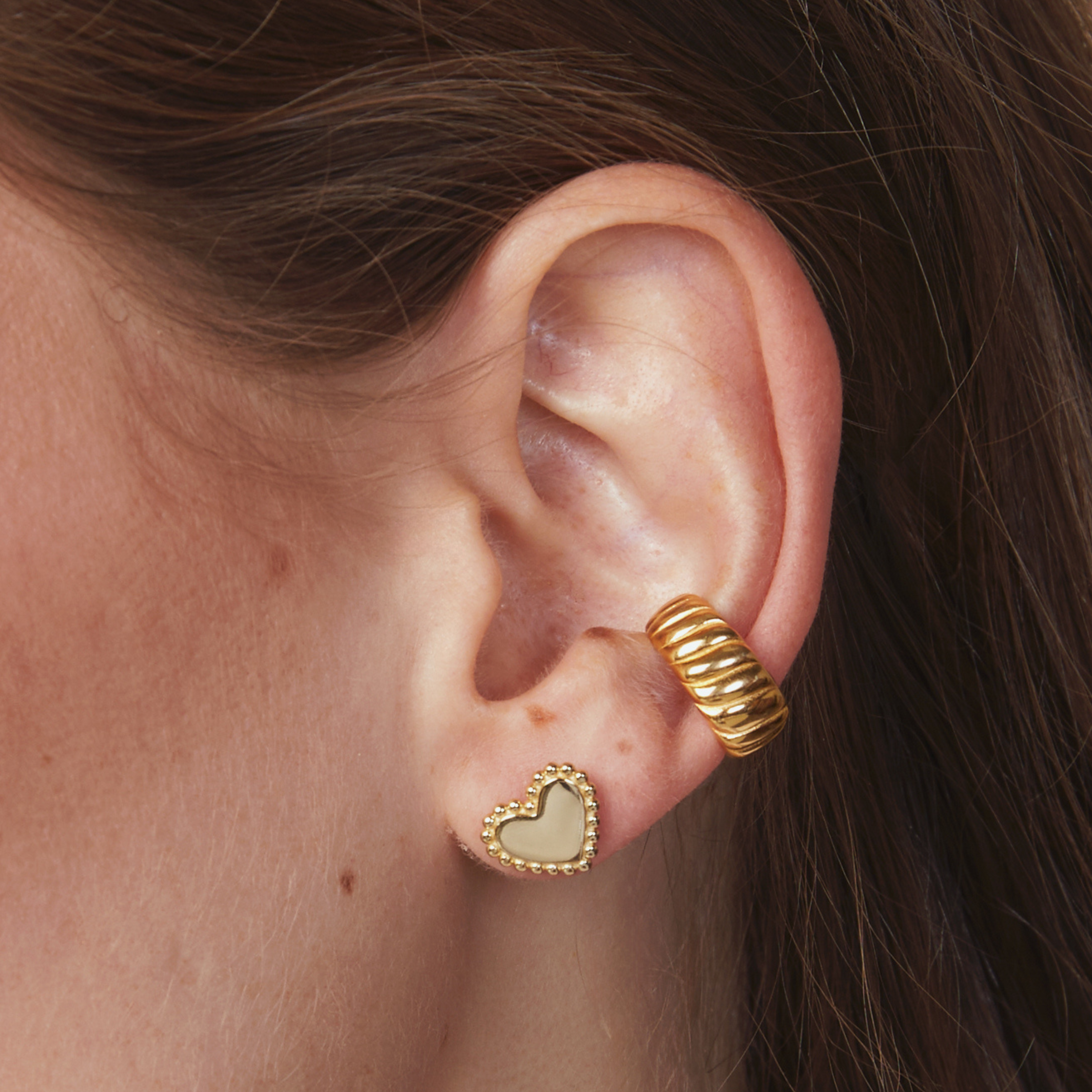 ELEANOR HEART STUDS GOLD
