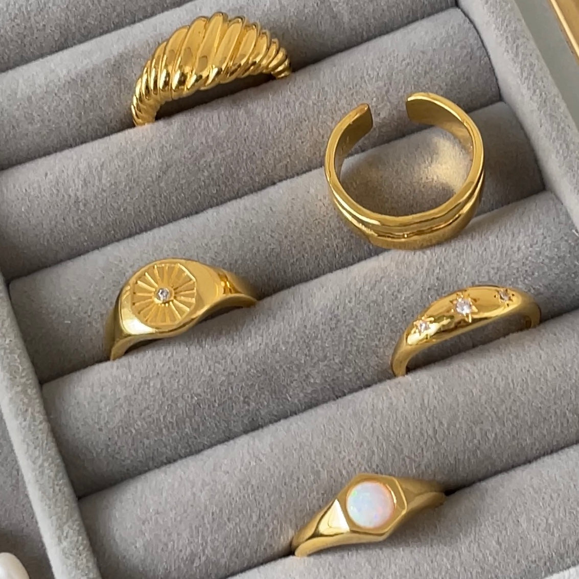 ASTRA SIGNET RING GOLD
