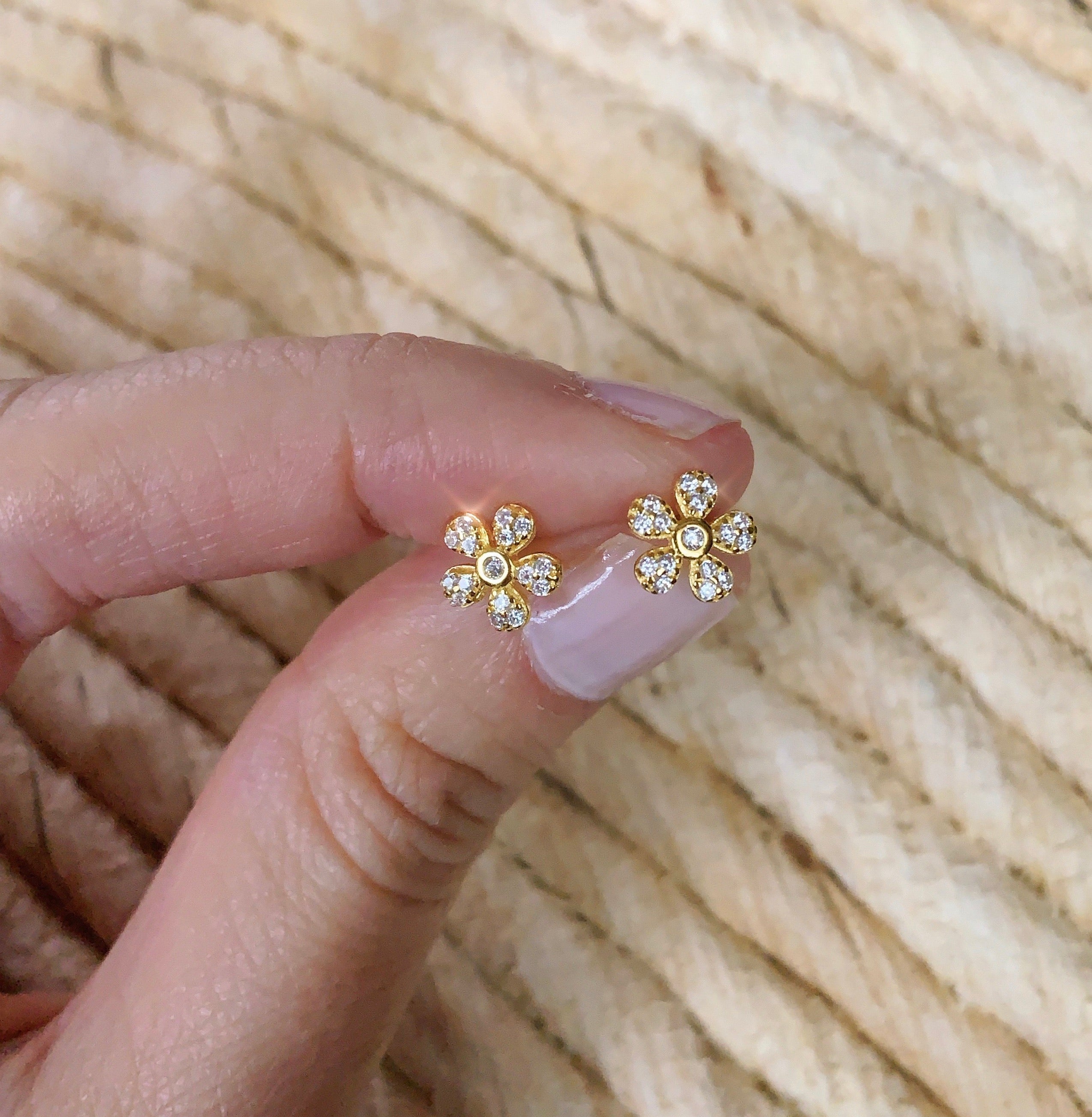 FLOWER STUDS GOLD - eff.Y.bee