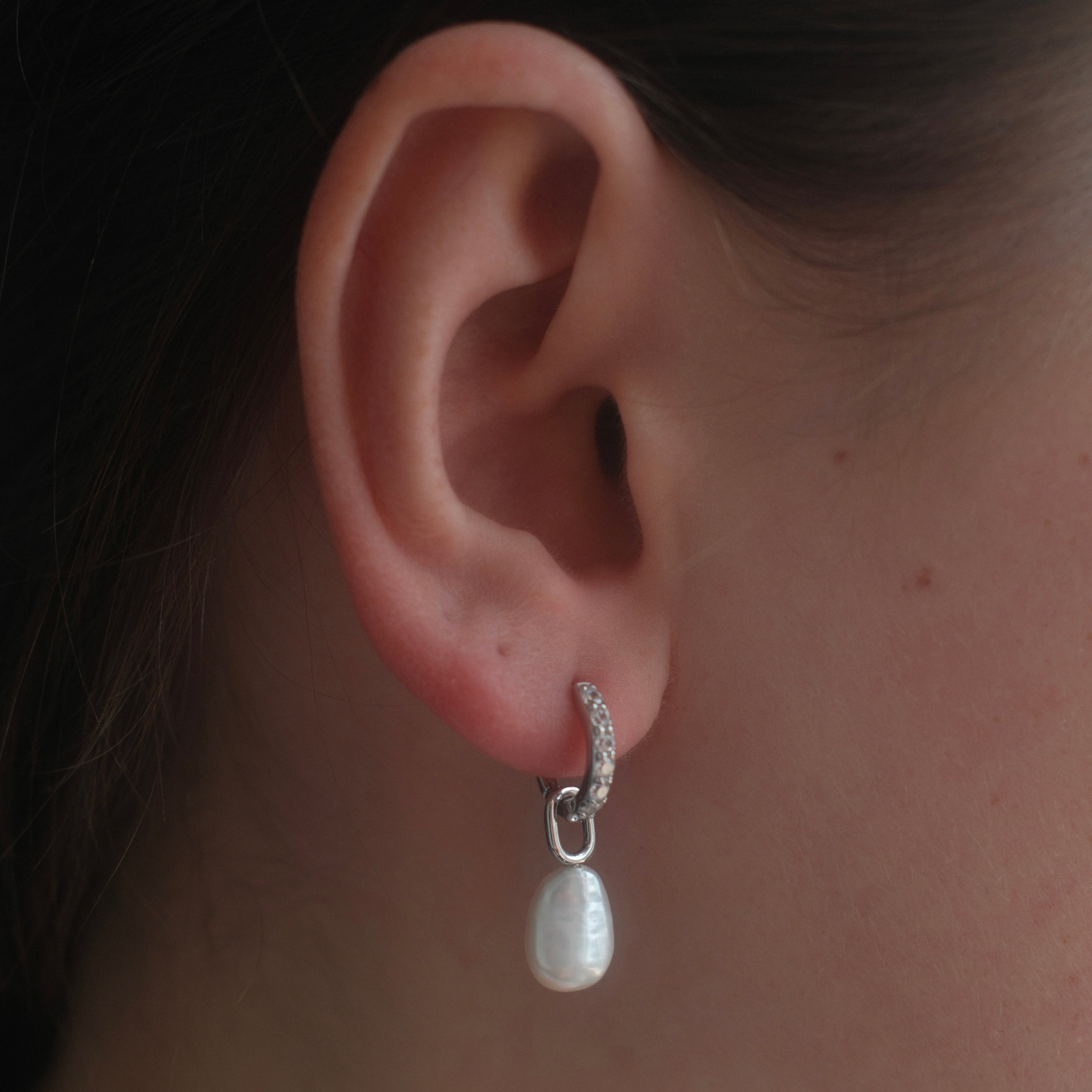 JULIETTE CLEAR PEARL HUGGIES SILVER