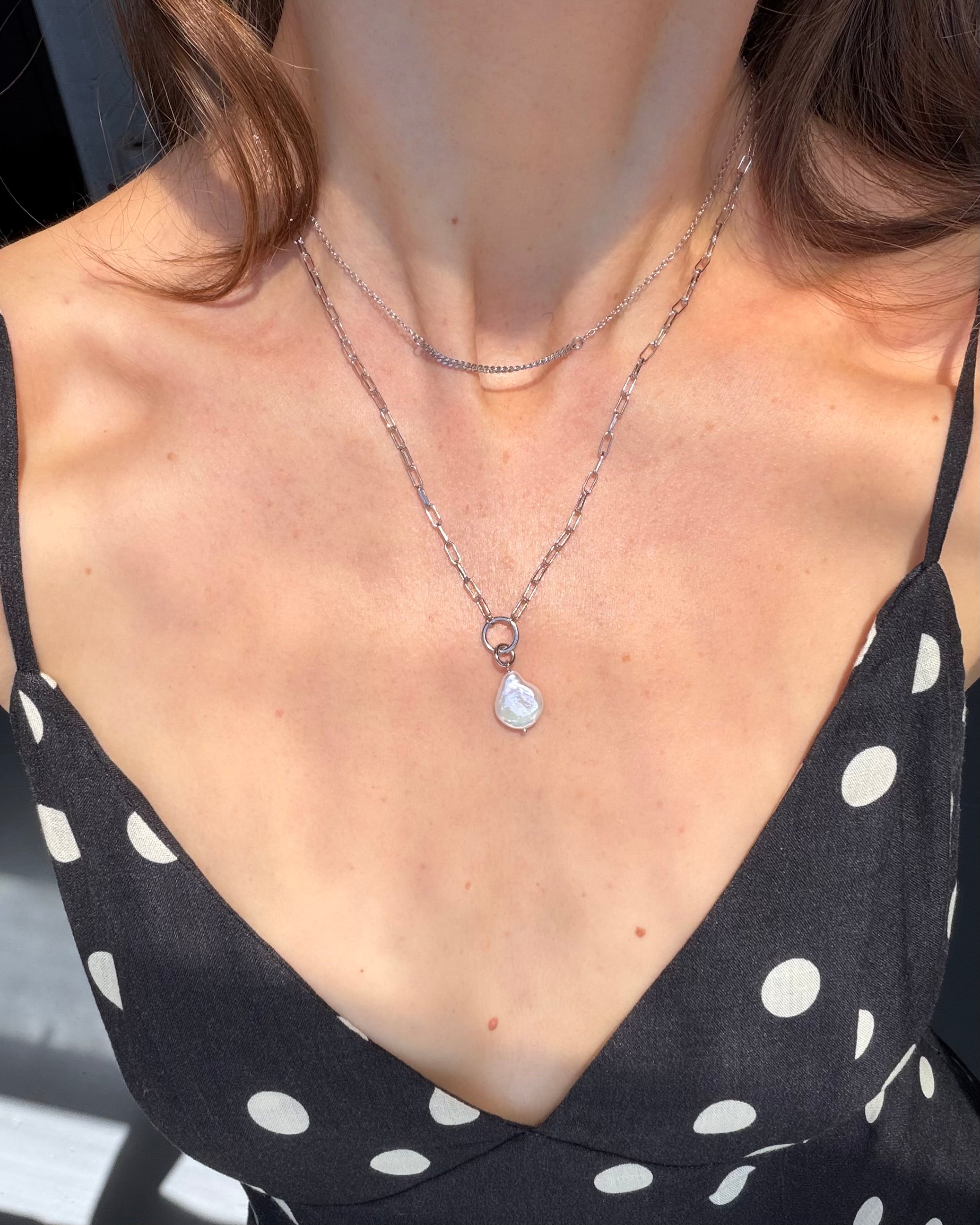 EMILY PEARL LAYER NECKLACE SILVER
